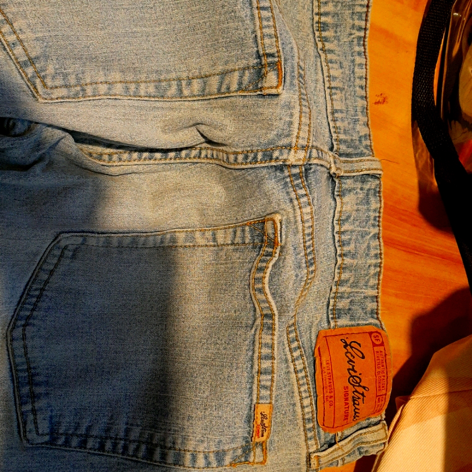 Junior Levis